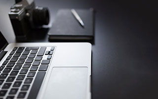 很沮丧！东契奇左腿筋不适回更衣室时 怒踢场边广告牌